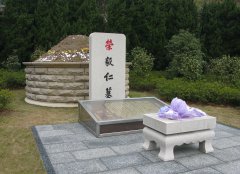 荣毅仁纪念碑：传承先贤精神，，，，，照亮民族前行之路