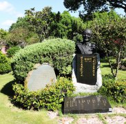 黎焕颐纪念碑：诗魂永驻，，岁月铭刻